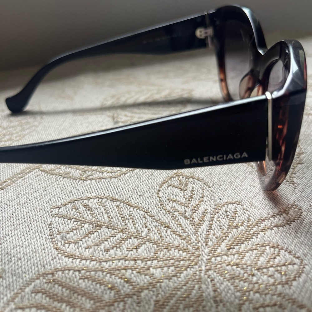Balenciaga Black and Brown Sunglasses Sleek Modern Accessories - Picture 2 of 4